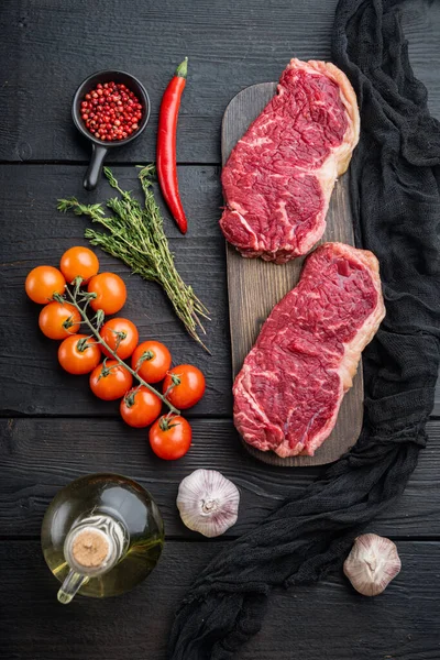 Hovězí Steak Nakrájený Krátké Hřbety Černém Dřevěném Pozadí Pohled Shora — Stock fotografie