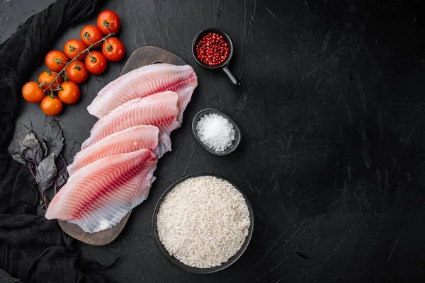 Witte Visfilet Met Ingrediënten Van Basmatirijst Kerstomaten Zwarte Achtergrond Bovenaanzicht — Stockfoto