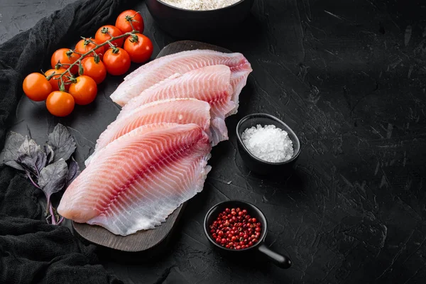 Rauwe Witte Vis Tilapia Met Basmatirijst Kerstomaten Ingrediënten Zwarte Achtergrond — Stockfoto