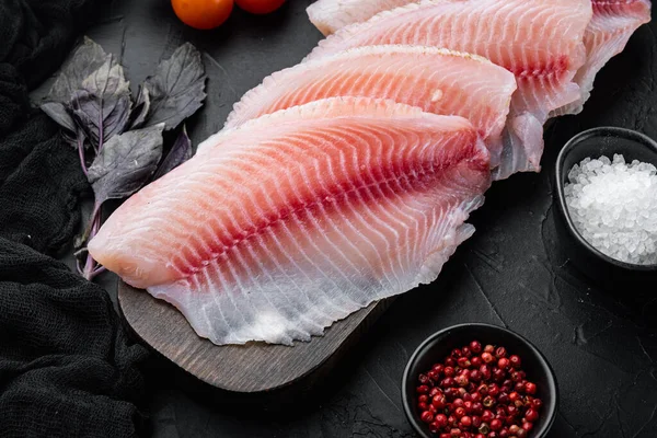 Rauwe Witte Vis Tilapia Met Basmatirijst Kerstomaten Ingrediënten Zwarte Achtergrond — Stockfoto