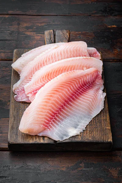 Rauwe Witte Visfilet Sneetjes Oude Houten Tafel — Stockfoto