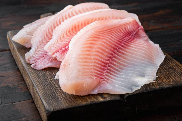 Çiğ Beyaz Balık Filetosu Koyu Ahşap Arka Planda — Stok fotoğraf