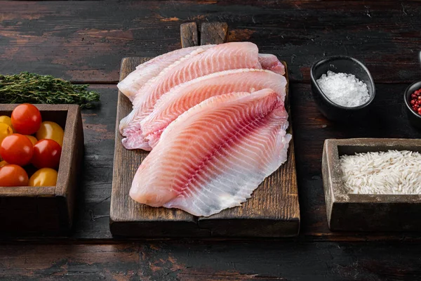 Witte Visfilet Met Ingrediënten Van Basmatirijst Kerstomaten Oude Houten Tafel — Stockfoto