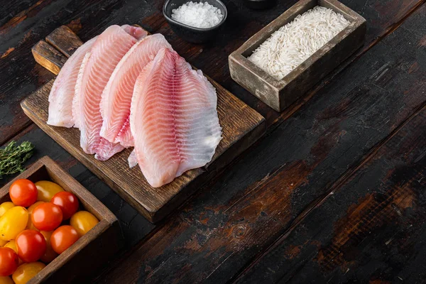 Witte Visfilet Met Ingrediënten Van Basmatirijst Kerstomaten Oude Houten Tafel — Stockfoto