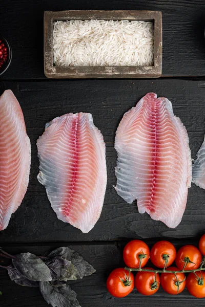 Witte Visfilet Met Ingrediënten Van Basmatirijst Kerstomaten Zwarte Houten Tafel — Stockfoto