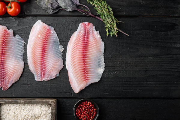 Witte Visfilet Met Ingrediënten Van Basmatirijst Kerstomaten Zwarte Houten Ondergrond — Stockfoto