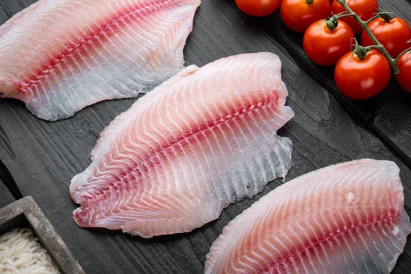 Weißfischfilet Mit Basmatireis Und Kirschtomaten Auf Schwarzem Holzgrund — Stockfoto