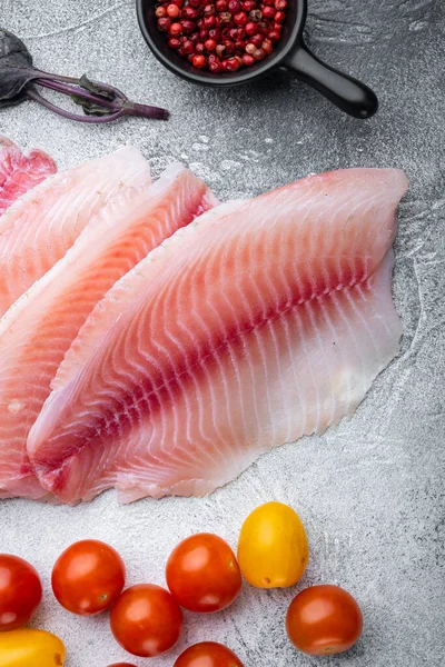 Rauwe Witte Vis Tilapia Met Basmatirijst Kerstomaten Ingrediënten Grijze Achtergrond — Stockfoto