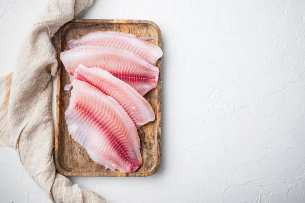 Witte Tilapia Visfilet Sneden Witte Achtergrond Bovenaanzicht Met Kopieerruimte Voor — Stockfoto