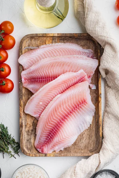 Rauwe Witte Vis Tilapia Met Basmatirijst Kerstomaten Ingrediënten Witte Achtergrond — Stockfoto