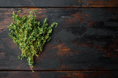 Kekik yeşil demet, eski ahşap masa üzerinde, metin için kopya alanı ile üst görünüm