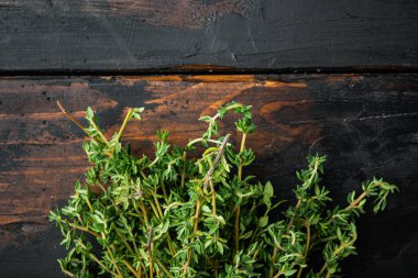 Kekik yeşil taze demet, eski ahşap masa, üst görünüm