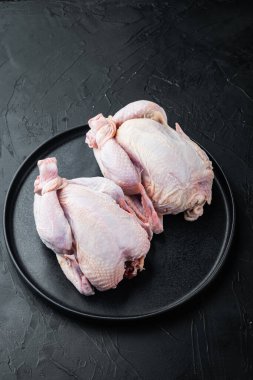Tamamen çiğ, taze tavuk, siyah arka planda.
