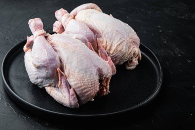 Siyah arka planda taze çiğ tavuk eti.