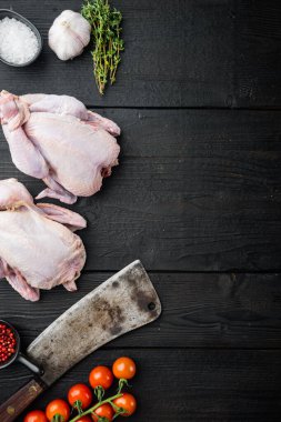 Tüm organik taze poussin baharatlı, siyah ahşap masa üzerinde, metin için fotokopi alanı ile üst görünüm