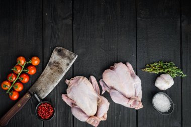 Çiğ, taze, baharatlı, siyah ahşap arka planda, metin için fotokopi alanı olan bir tavuk.
