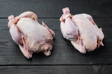 Çiğ koquelet tavuk eti, siyah ahşap arka planda