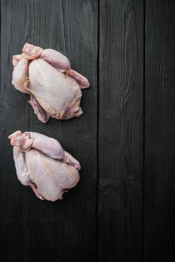 Organik taze poussin, siyah ahşap masa üzerinde, metin için fotokopi alanı ile üst görünüm
