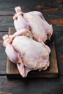 Organik taze poussin, eski ahşap masada.
