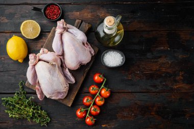 Eski ahşap masa üzerinde malzemeli taze çiğ tavuk leşi, metin için fotokopi alanı ile üst görünüm
