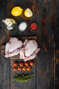 Eski ahşap masada malzemeli taze lapa eti, metin için fotokopi alanı olan üst görünüm.