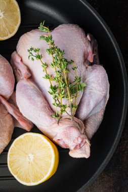 Taze çiğ tavuk eti ızgara tavasında, eski kırsal arka planda, üst manzara