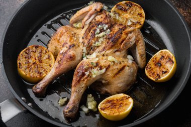 Kızarmış tavuk tabakası, otlarla birlikte, eski kırsal arka planda.