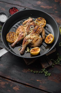 Chimichurri soslu sıçrayan poussin 'ler, metin için fotokopi alanı olan eski ahşap masa üzerinde.