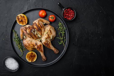 Kızarmış tavuk eti, siyah arkaplan, metin için fotokopi alanı ile üst görünüm