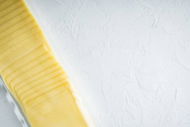 Sarı peynir dilimleri, mühürlü paket, beyaz arkaplanda metin için kopyalama alanı