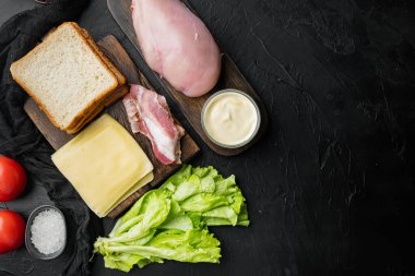 Sandviç, pastırma, peynir, domates, tavuk eti, marul, sos, siyah arkaplan, metin için fotokopi alanı ile üst görünüm