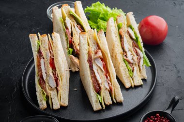 Siyah arka planda, malzemeli taze sandviçler.