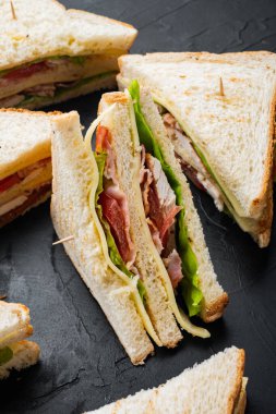 Tavuklu taze sandviç, siyah arka planda.