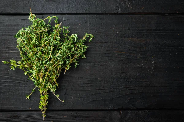 Tijm Groen Vers Bos Zwarte Houten Achtergrond Bovenaanzicht Met Kopieerruimte — Stockfoto