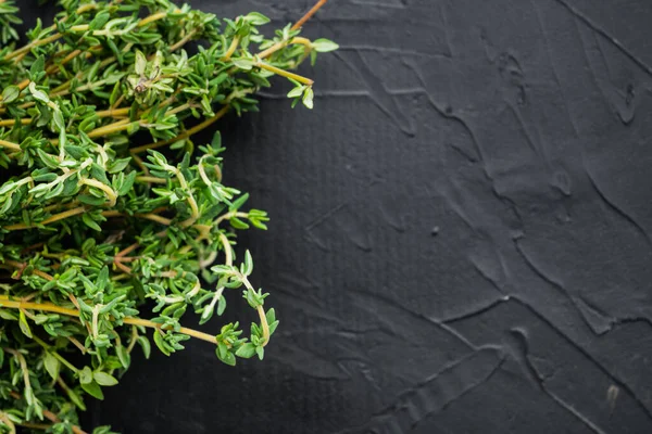 Tijm Groen Vers Bos Zwarte Achtergrond Bovenaanzicht Met Kopieerruimte Voor — Stockfoto