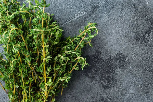 Tijm Groene Organische Bos Van Kruid Grijze Achtergrond Bovenaanzicht Met — Stockfoto