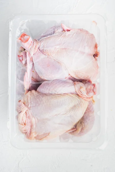 Plastikowy Pojemnik Surowym Zestawem Kurczaków Białym Tle Widok Góry — Zdjęcie stockowe