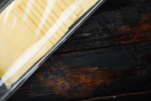 Rodajas Queso Americano Paquete Plástico Sobre Fondo Madera Oscura Con — Foto de Stock