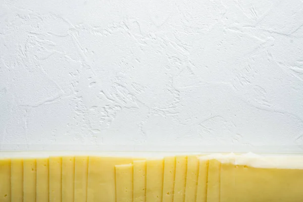 Fatias Queijo Amarelo Pacote Selado Fundo Branco Com Espaço Cópia — Fotografia de Stock