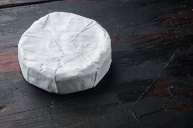 Farm cheese camembert seti, eski ahşap masa üzerinde metin için fotokopi alanı var.