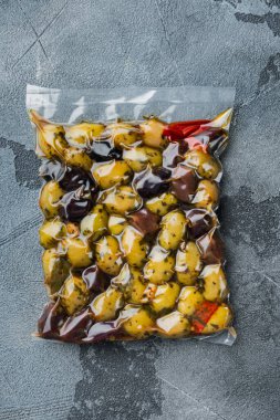 Akdeniz taze zeytinleri, gri arka planda, düz uzanmış