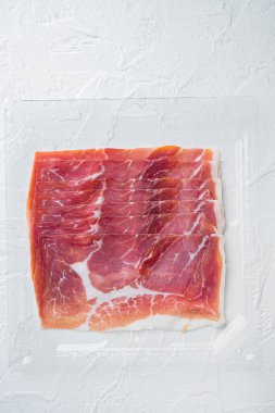 Beyaz arka planda nefis serrano jamon seti.