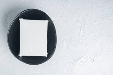 Beyaz arkaplanda ev yapımı Yunan peyniri seti, metin için kopya alanı ile düz yatıyordu