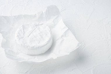 Beyaz arka planda Normandiya peyniri soslu Fransız peyniri.