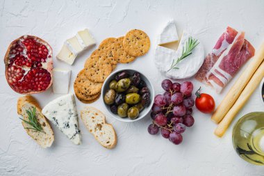 İspanyol aperatifleri, et peyniri, bitki seti, beyaz arka plan, düz yatak