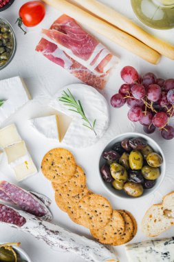 Taze peynirli, ekmekli ve zeytinli antipasti tabağı, beyaz arka planda, düz uzanmış