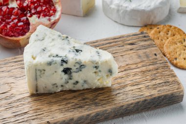 Beyaz arka planda yumuşak küflü peynir.