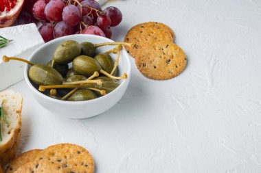 Kapariler, yağda marine edilmiş, beyaz arkaplanda metin için kopyalama alanı ile