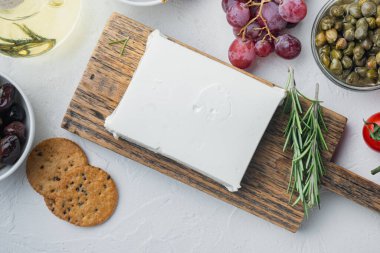 Çiğ organik beyaz peynir seti, beyaz arka planda, üst manzara.