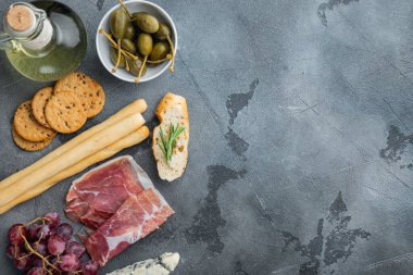 Akdeniz yemeği, et çitesi, bitki seti, gri arkaplan, metin için metin alanı ile düz yatar
